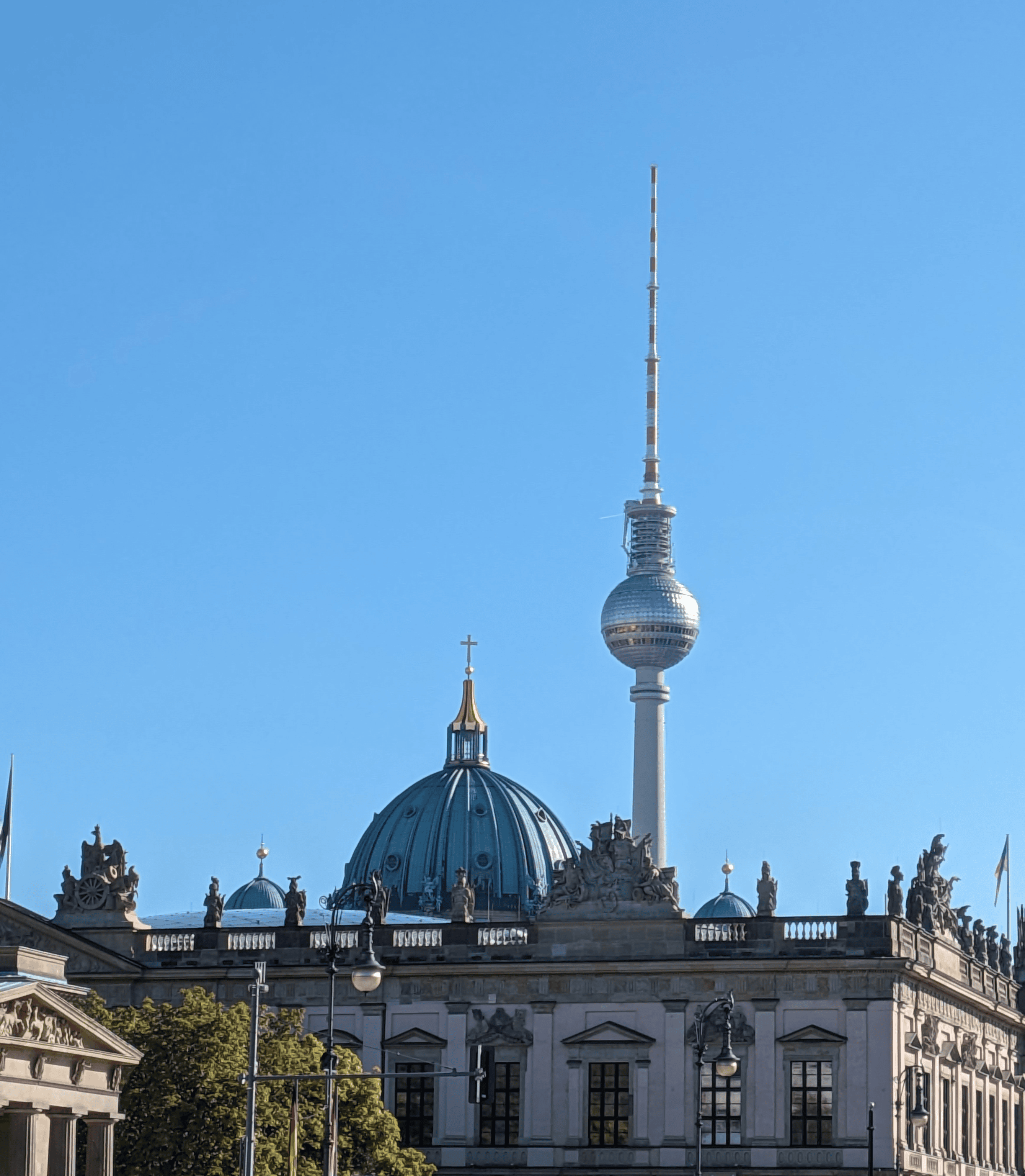 Intensiv blauer und wolkenloser Himmer über Berlin